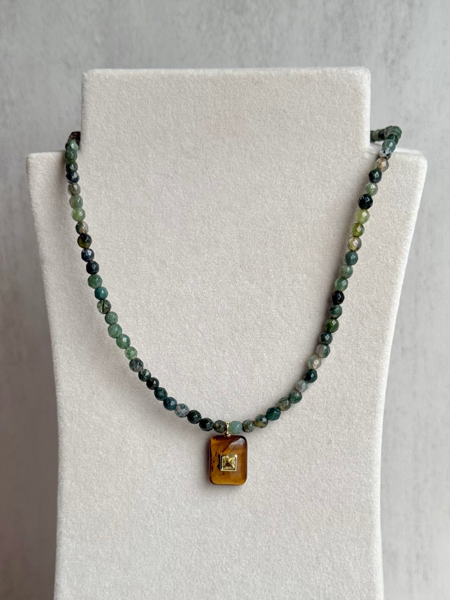 Raíces Doradas beaded necklace