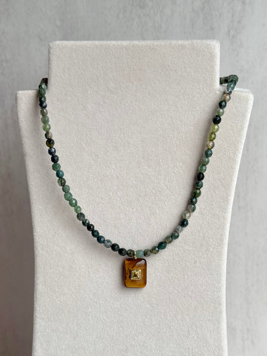 Raíces Doradas beaded necklace